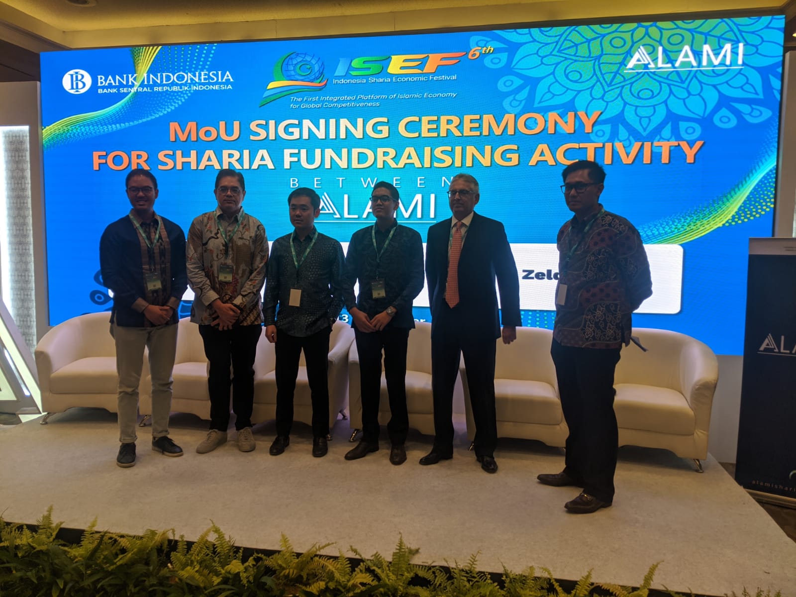 Acara pengumuman kesepakatan pendanaan di 6th Indonesia Sharia Economic Festival