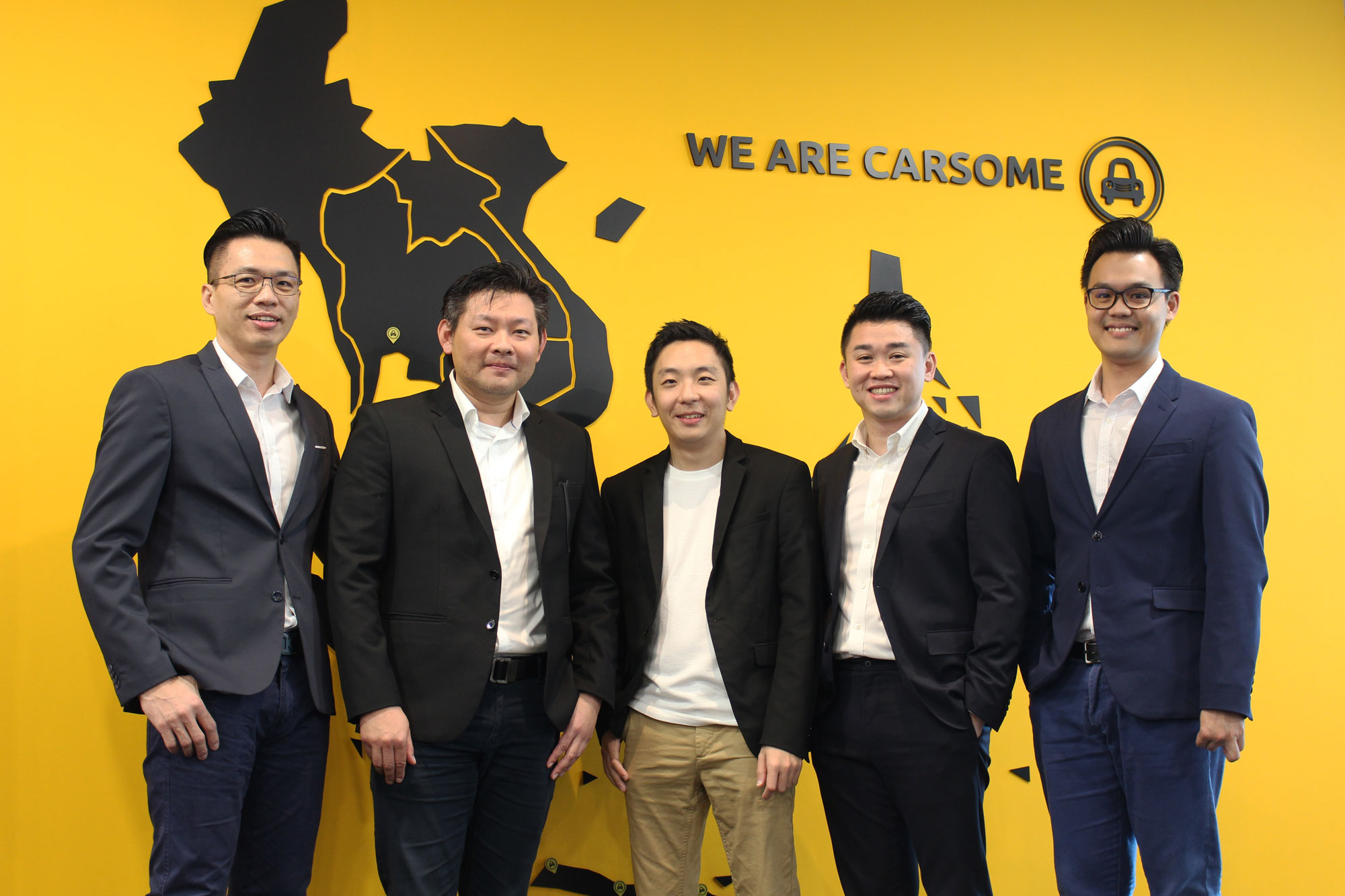 (Tengah) Eric Cheng, Co-Founder & CEO Carsome bersama tim Manajemen Senior / Carsome