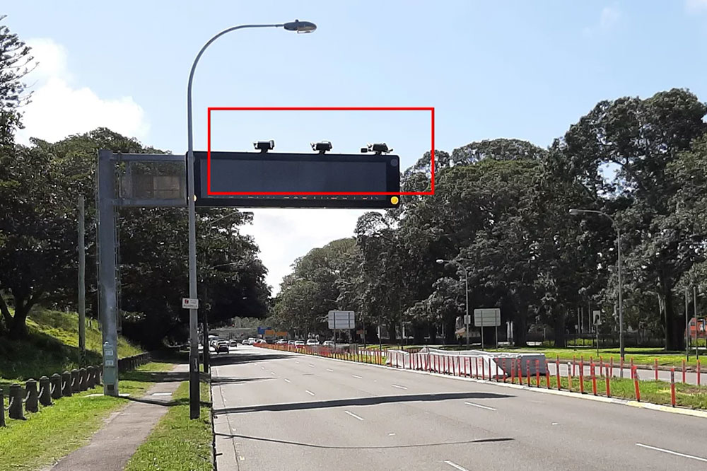 Deretan kamera pendeteksi penggunaan ponsel di salah satu ruas jalan kota Sydney / Transport for NSW