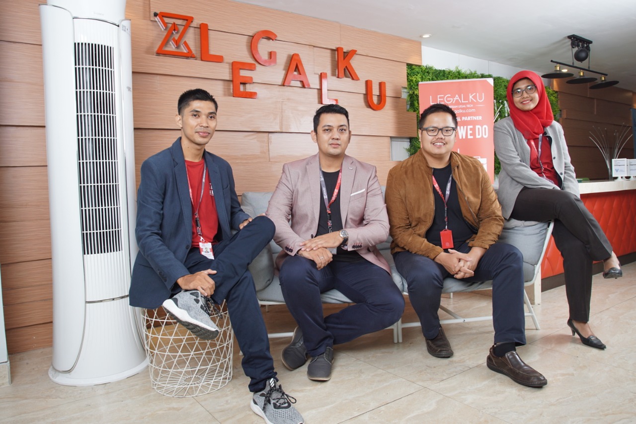 (Ka-ki) Sofiarini (Finance Mgr.), Himawan Hadi (CFO), Muhamad Philosophi (Founder & CEO), Jasman Effendi (Operational Mgr.) / Legalku