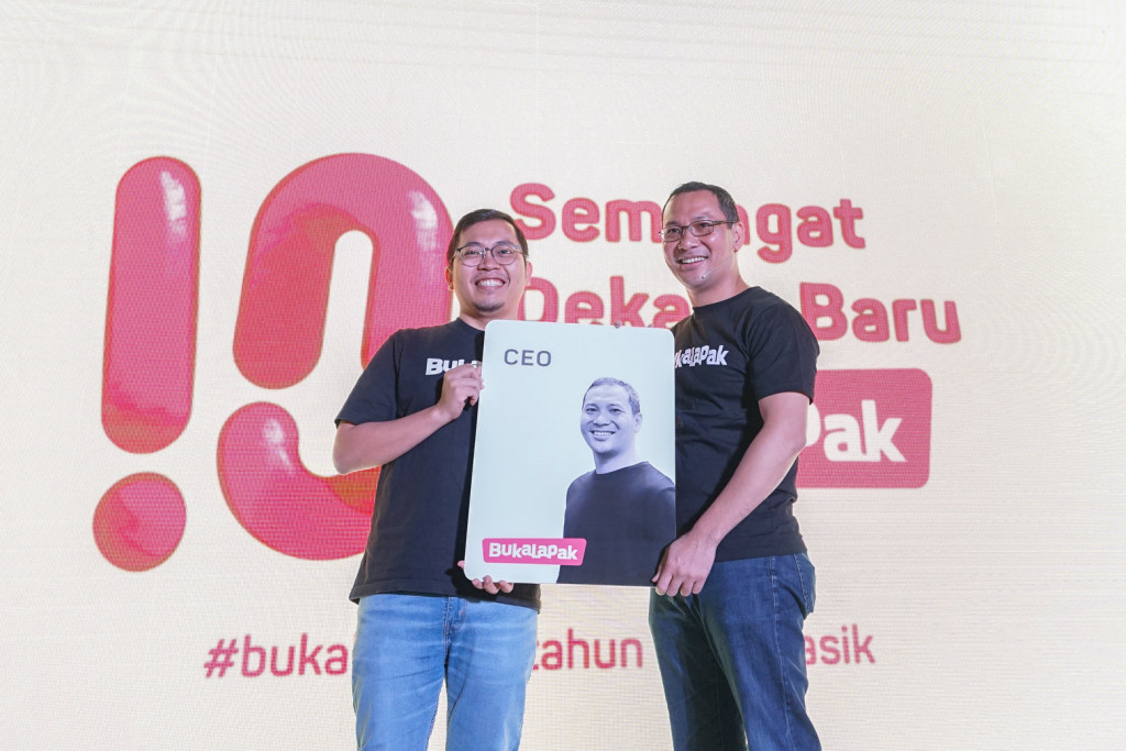 A symbolic act of Achmad Zaky handover to Rachmat Kaimuddin