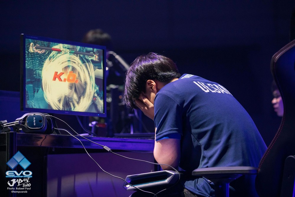 Foto yang menggambarkan kekecewaan Ulsan setelah gagal lolos ke babak final EVO Japan 2020. Sumber: EVO