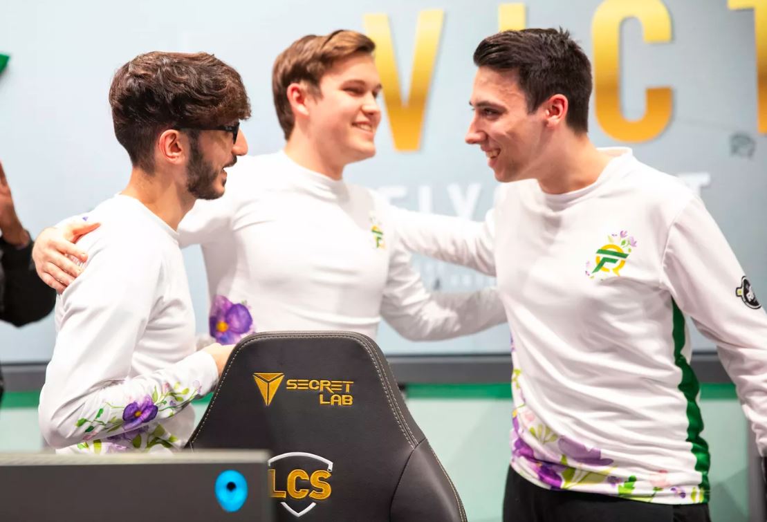 Jersey dari FlyQuest. | Sumber: Colin Young-Wolff / Riot Games via The Verge