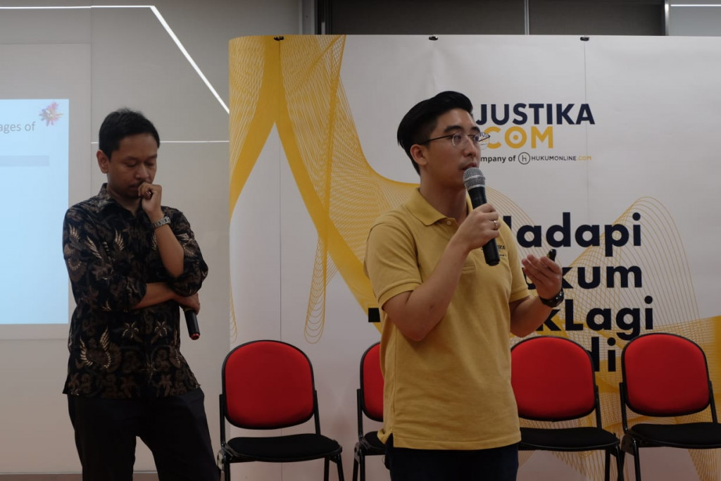 Justika.com's CEO, Melvin Sumapung and Hukumonline's CTO, Arkka Dhiratara as ASEAN Legaltech ambassador for Indonesia