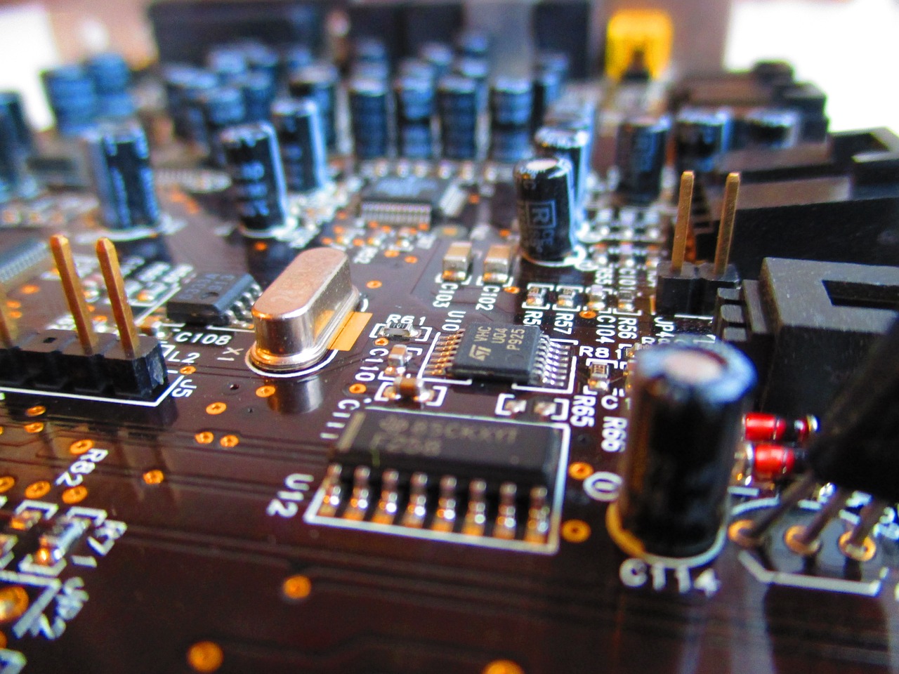 Biaya yang cenderung lebih hemat menjadikan para founder memilih produksi komponen hardware di luar negeri / Pixabay