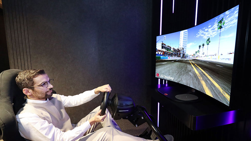 Prototipe LG Bendable Cinematic Sound OLED TV dalam posisi melengkung / LG for SEO