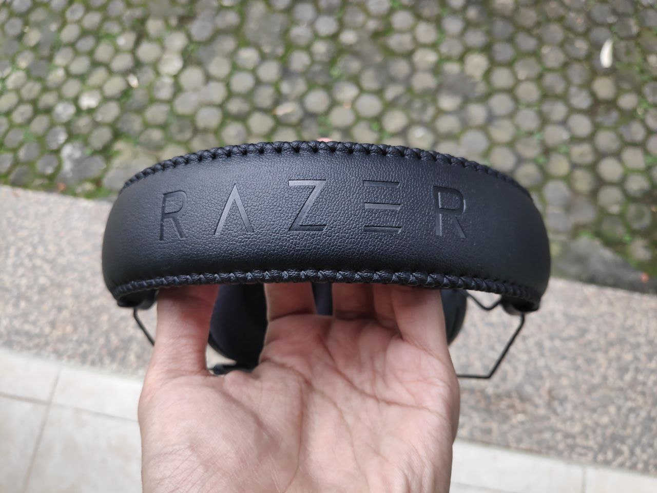 Branding Razer yang terselubung di bagian headband dari Razer Blackshark V2 Pro. Foto oleh Akbar Priono - Hybrid.co.id