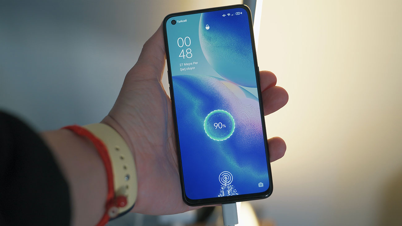 Ilustrasi smartphone dengan dukungan fast charging / Unsplash for SEO