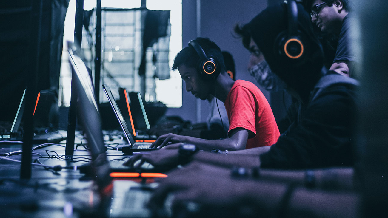 Ilustrasi bermain game menggunakan laptop / Unsplash for SEO