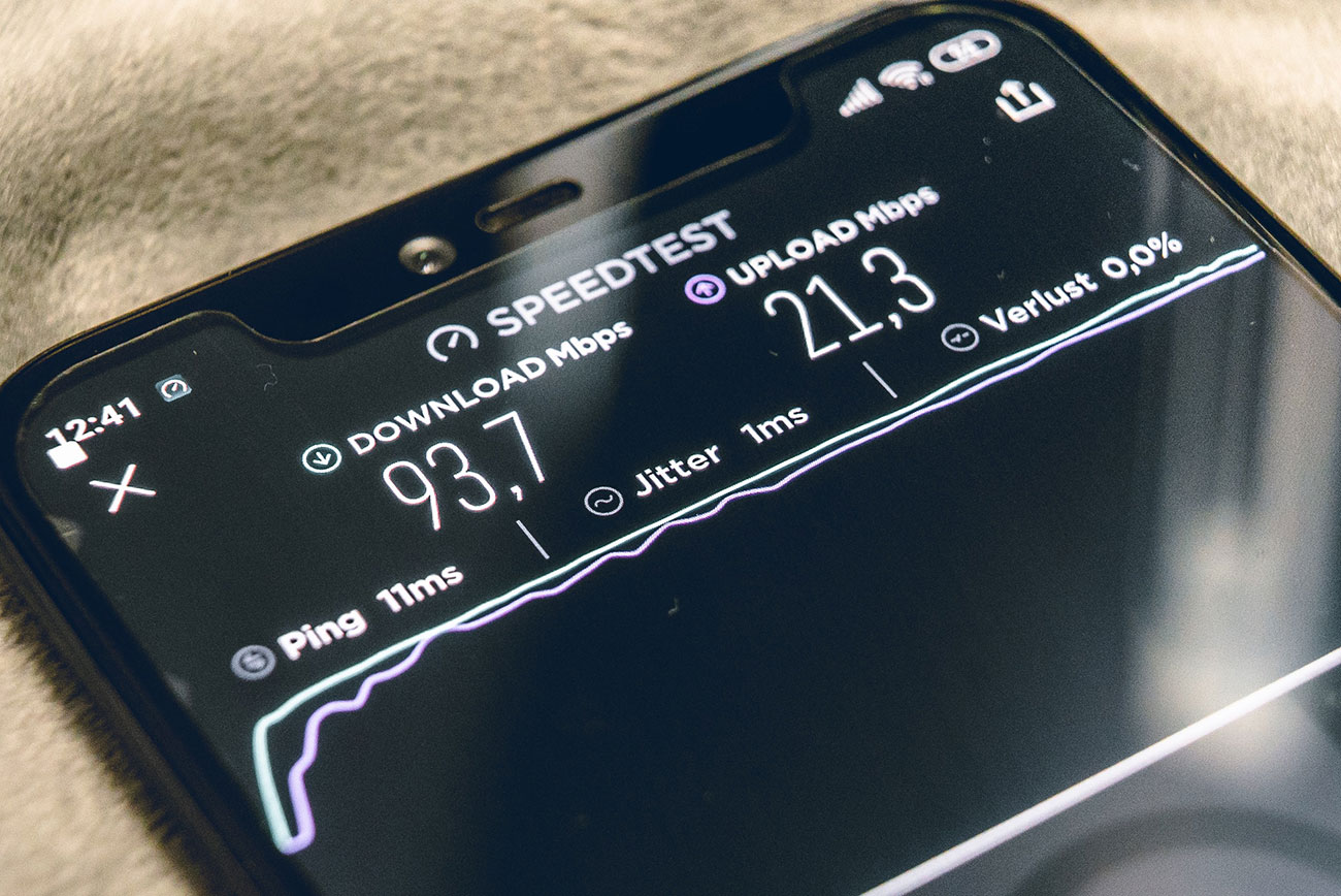 Ilustrasi menggunakan aplikasi Speedtest di smartphone / Unsplash for SEO