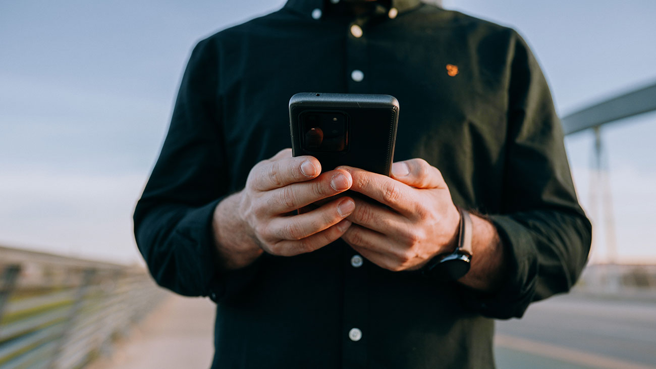 Ilustrasi menggunakan smartphone / Unsplash for SEO