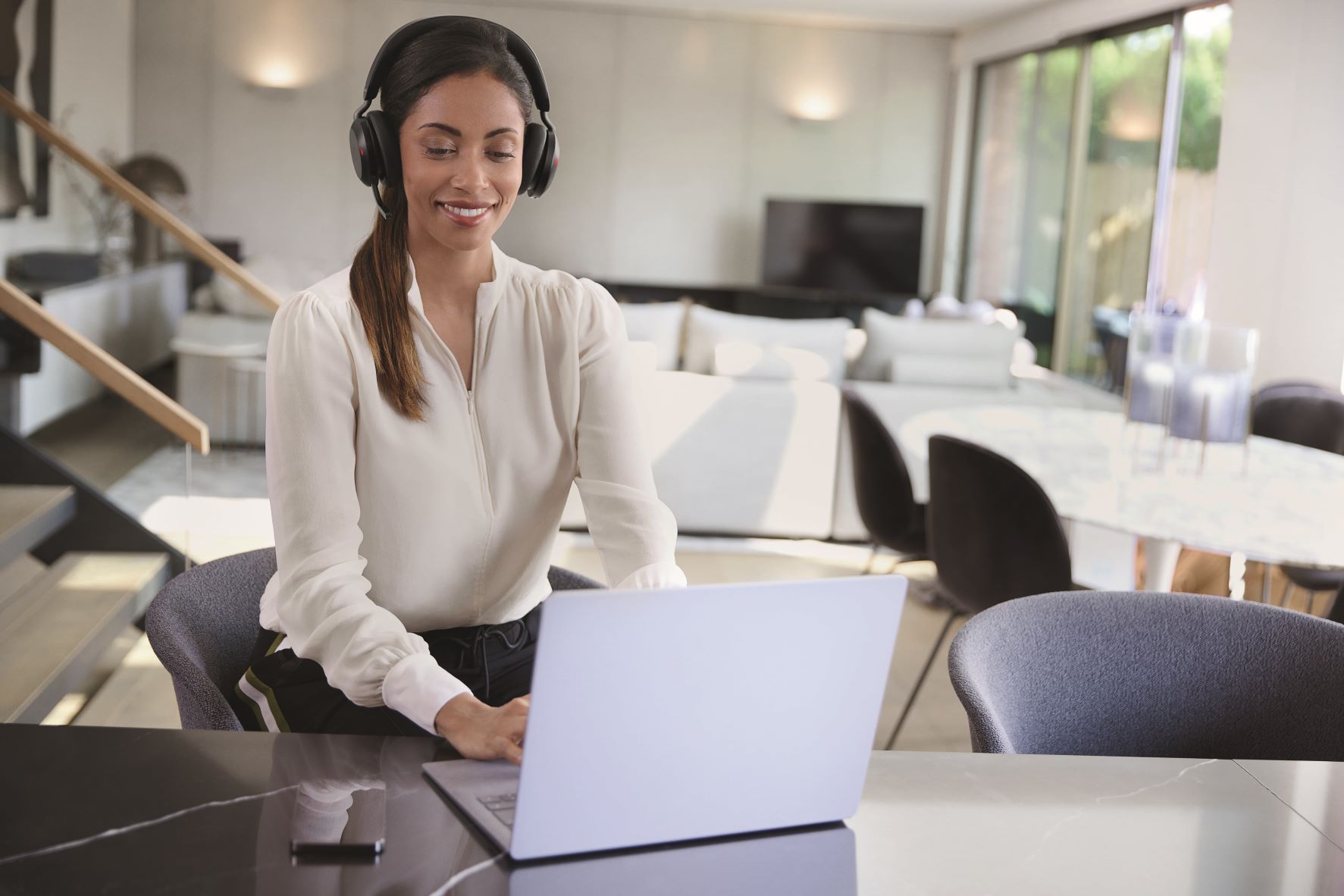 Jabra Evolve2 75 Lifestyle _1_re (1) for SEO